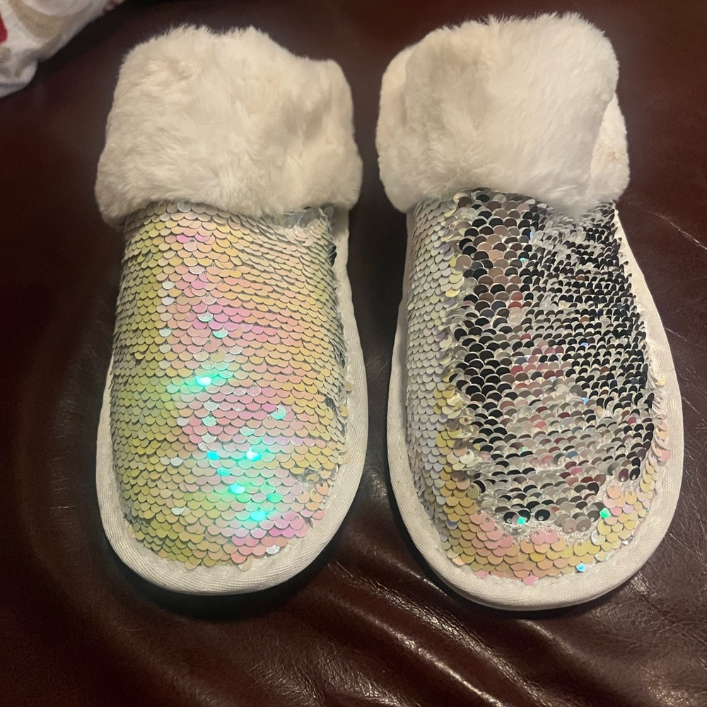BCBG Womens Flip Slippers  Size 9 New Pink White to silver with faux fur no box